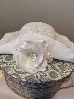 White Lace Wide Brim Hat with Floral Side Detail – Elegant Occasion Hat